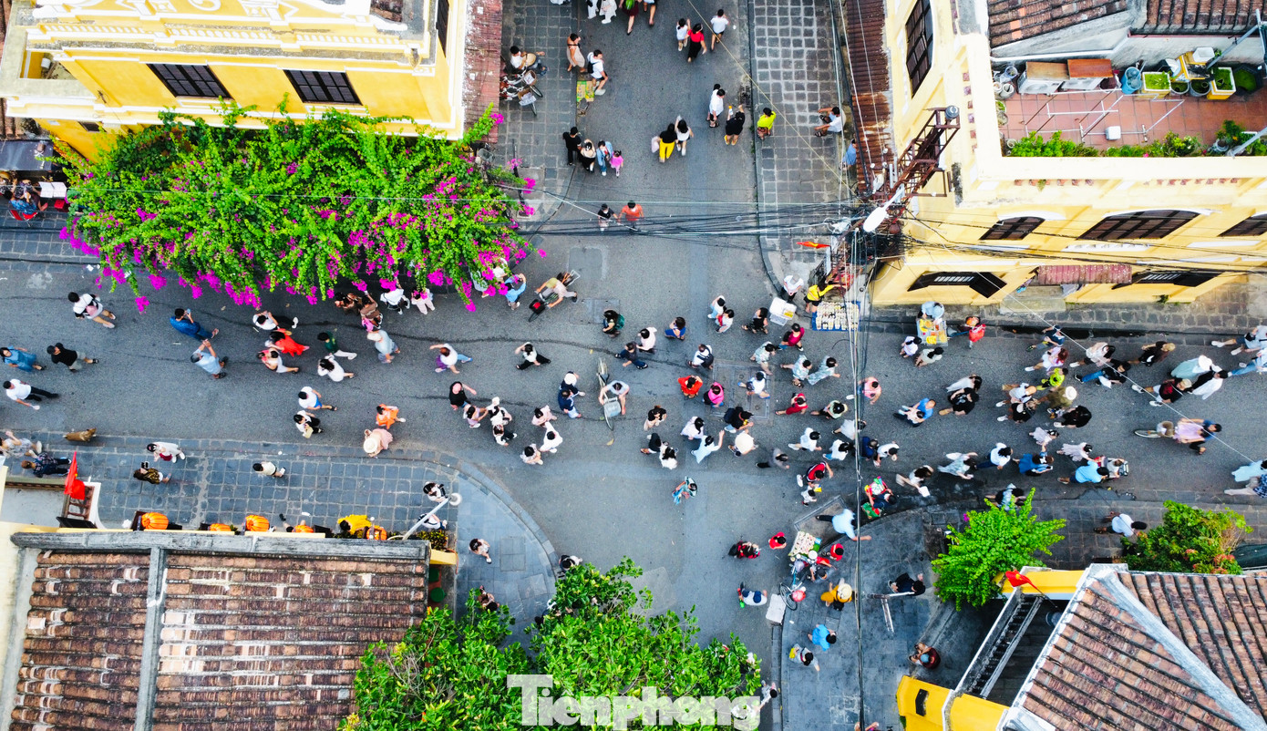 Kỳ nghỉ lễ 30/4 - 1/5 năm nay kéo dài lại rơi vào thời điểm cuối tuần nên là dịp lý tưởng để các gia đình, bạn bè lựa chọn đi du lịch cùng nhau. Phố cổ Hội An là nơi được đông đảo du khách lựa chọn.