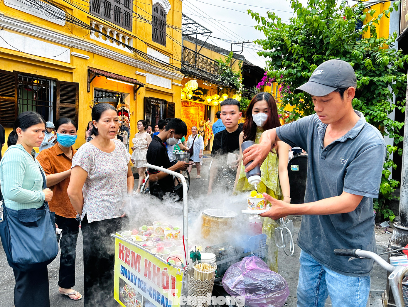 Các món như kem khói, tào phớ, chè....cũng thu hút rất đông du khách thưởng thức.