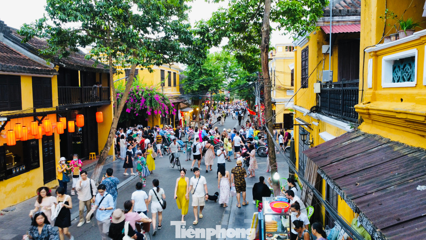 Nhiều thời điểm, nhất là vào chiều tối các tuyến đường và các điểm du lịch nổi tiếng trong khu phố cổ Hội An luôn chật kín người qua lại.