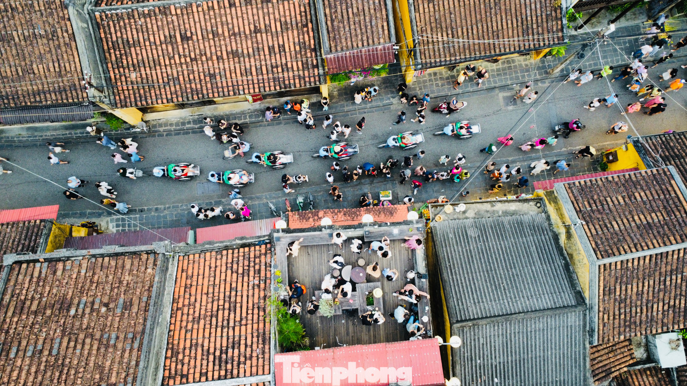 Nhiều du khách lựa chọn trải nghiệm tham quan phố cổ trên những chiếc xe xích lô.