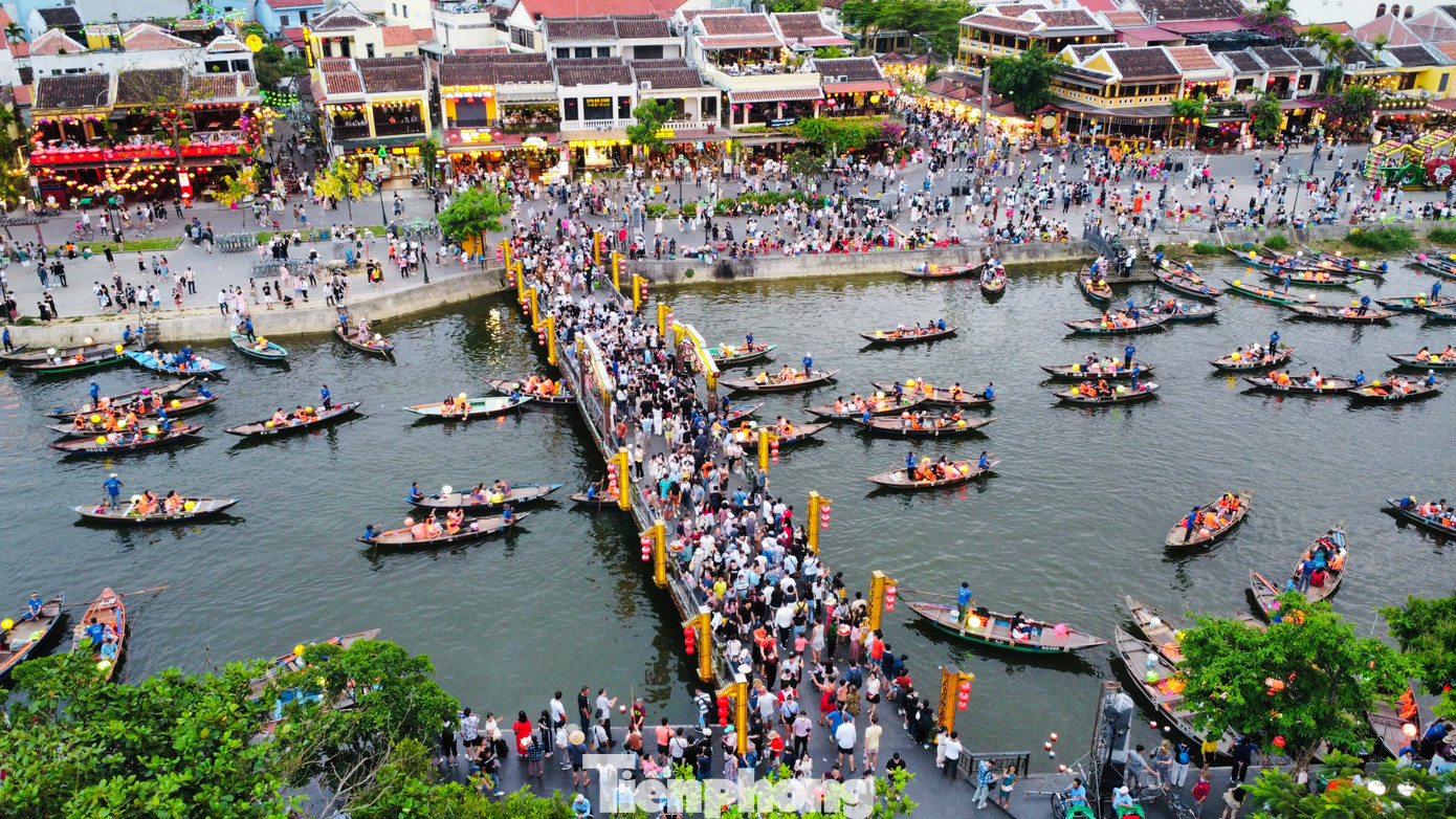 Nhờ lượng khách tăng đột biến trong dịp lễ 30/4 - 1/5 nên các cơ sở ăn uống, quầy lưu niệm trong khu phố cổ cũng gần như hoạt động hết công suất.