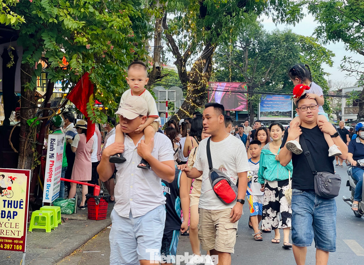 Dịp nghỉ lễ năm nay kéo dài, nên nhiều gia đình đã lựa chọn đi chơi xa, phố cổ Hội An là điểm đến yêu thích.