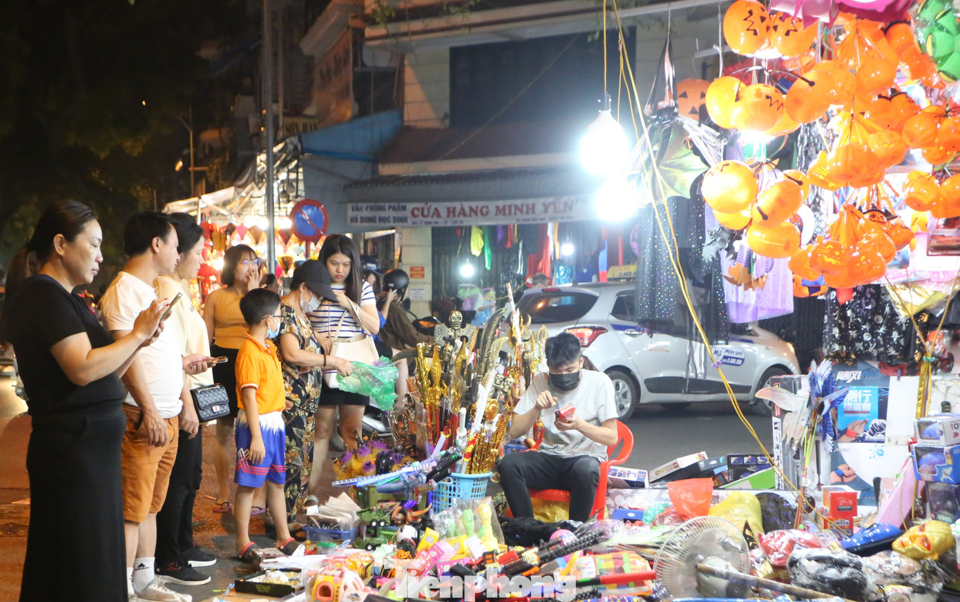 Halloween (tên đầy đủ là All Hallows’ Evening) là ngày đánh dấu sự kết thúc vụ mùa thu hoạch và bắt đầu mùa đông, tưởng nhớ những người đã qua đời. Halloween là một lễ hội truyền thống và đặc biệt ở phương Tây với biểu tượng là những trái bí ngô được khoét hình khuôn mặt. Lễ hội được du nhập vào Việt Nam hơn 10 năm gần đây và nhanh chóng được giới trẻ đón nhận.