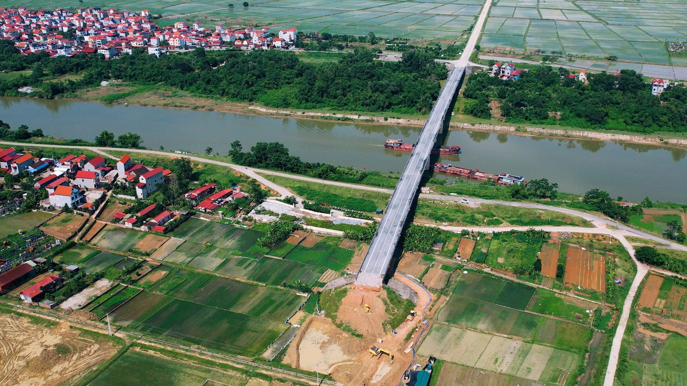 Cầu Xuân Cẩm bắc qua sông Cầu có tổng mức đầu tư 110 tỉ đồng nối đường vành đai 4 (tỉnh Bắc Giang) với quốc lộ 3 mới Hà Nội - Thái Nguyên hoàn thành đã 3 năm qua nhưng đến nay vẫn thiếu đường dẫn lên xuống.