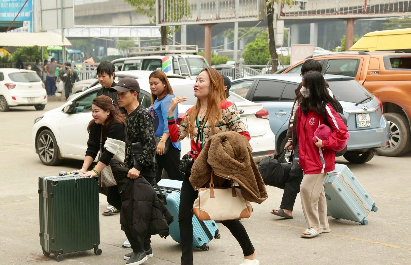 Dịp này nhiều gia đình đã đến các bến xe sớm, để về nhà sớm tránh tắc đường.