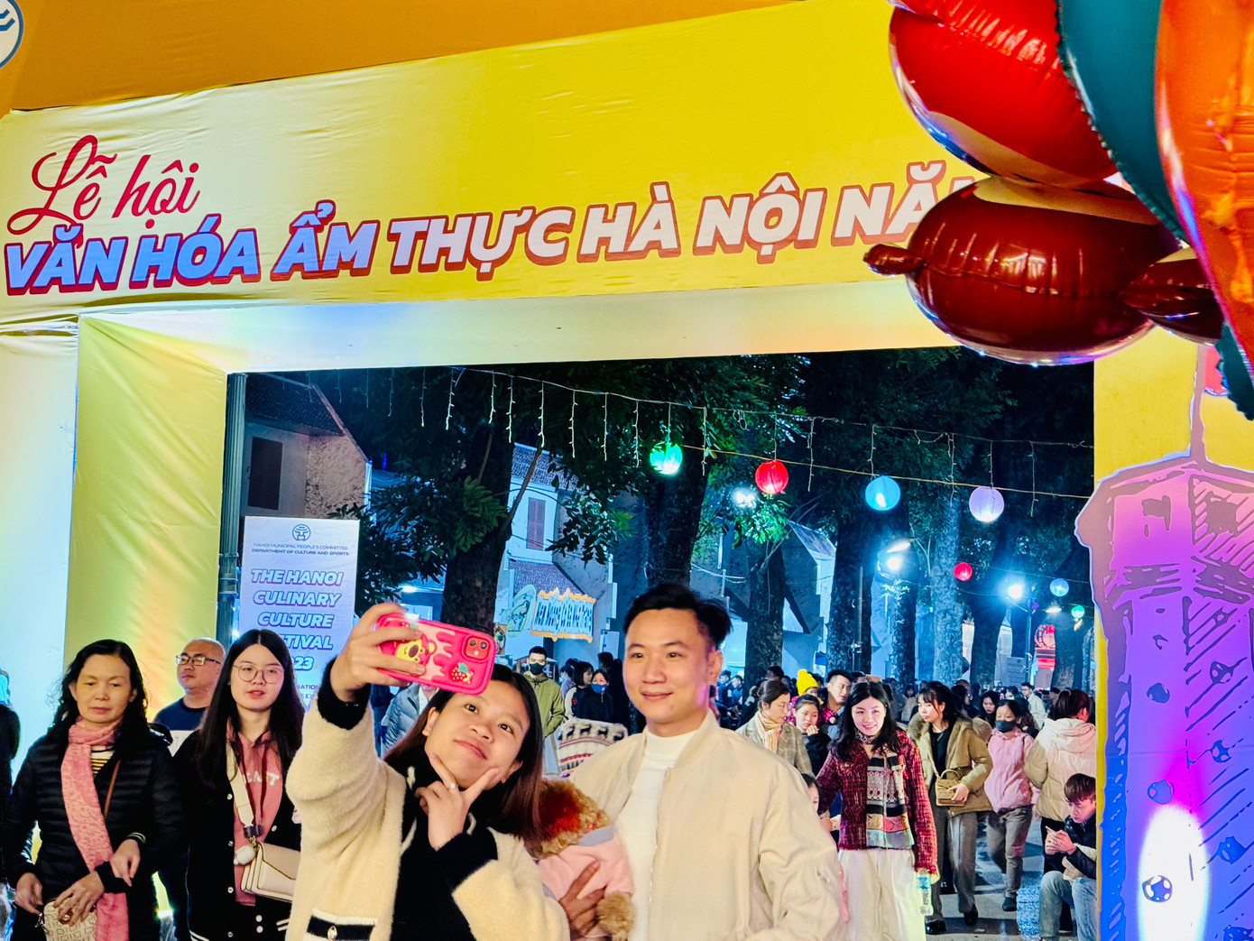 Rất nhiều gia đình đã đưa các bạn nhỏ đến vui chơi, chụp ảnh check-in và thưởng thức món ăn đặc sắc.