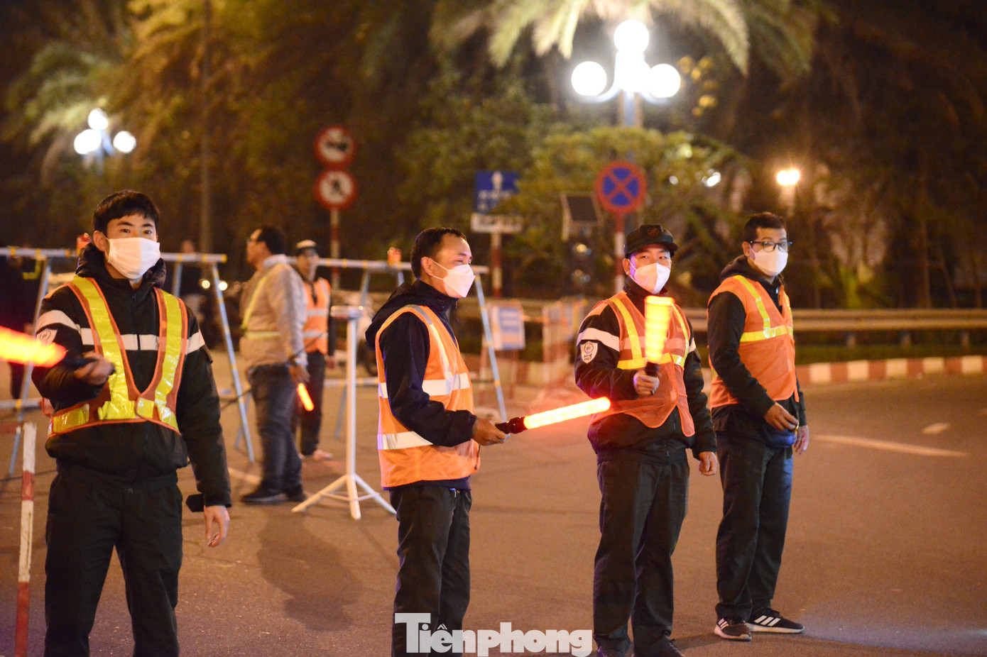 Thay vì “đóng” cứng nhiều giờ để tiến hành kiểm định, thử tải, các đơn vị thực hiện kiểm định cầu Nhật Tân cũng như Thanh Trì sẽ điều chỉnh phương án “cấm xe” theo hướng dựng rào và “đóng - mở” theo hướng linh động.