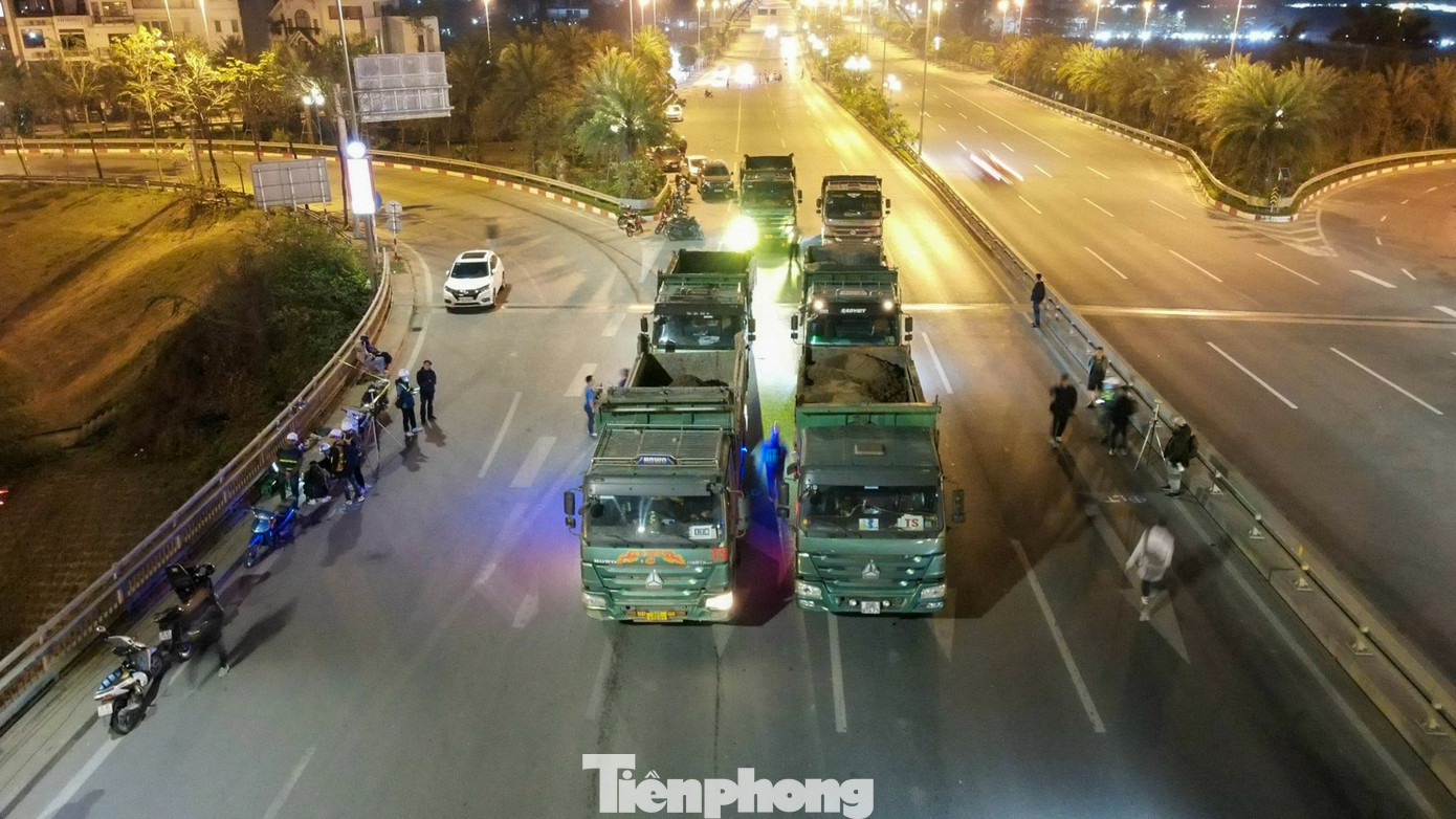 Ngay sau khi cấm đường, đơn vị thực hiện dự án đã bắt tay vào triển khai công tác kiểm định. Khoảng 8 chiếc xe trọng tải lớn (từ 27-30 tấn/xe) được sử dụng để hỗ trợ quá trình thử tải.