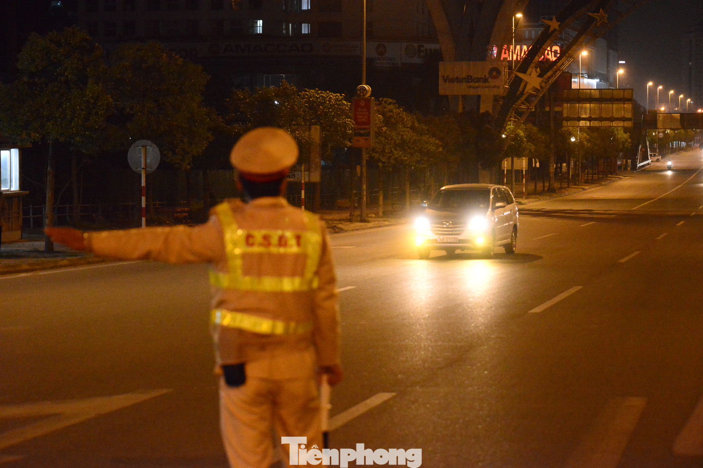Trong thời gian cấm này, luôn có lực lượng chức năng túc trực phân luồng, hướng dẫn các phương tiện đi qua các cung đường thay thế.