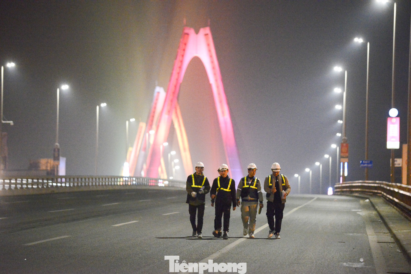 Nhật Tân là cây cầu dây văng lớn nhất Việt Nam. Mặt cầu rộng 43,2m với 8 làn xe cho cả hai chiều. Cầu dài 3,9km và có đường dẫn 5,27km, trong đó phần chính của cầu qua sông dài 2,5km.