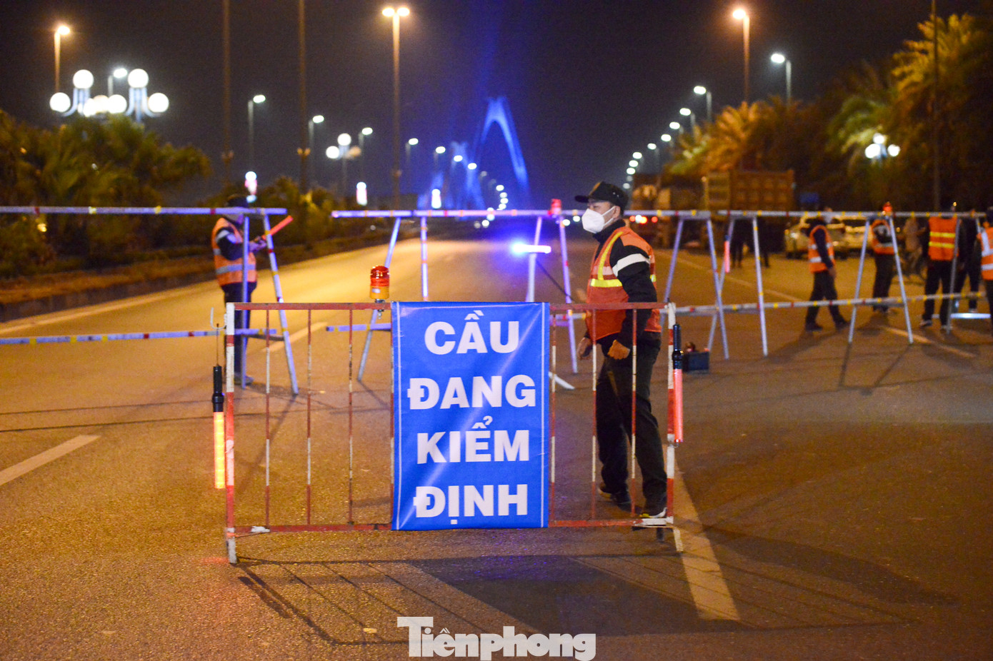 Đúng 00h00 ngày 17/2, đơn vị thực hiện dự án kiểm định, thử tải cầu Nhật Tân đã chính thức đặt biển cảnh báo, đồng thời dựng rào chắn cấm toàn bộ phương tiện lưu thông qua cầu.