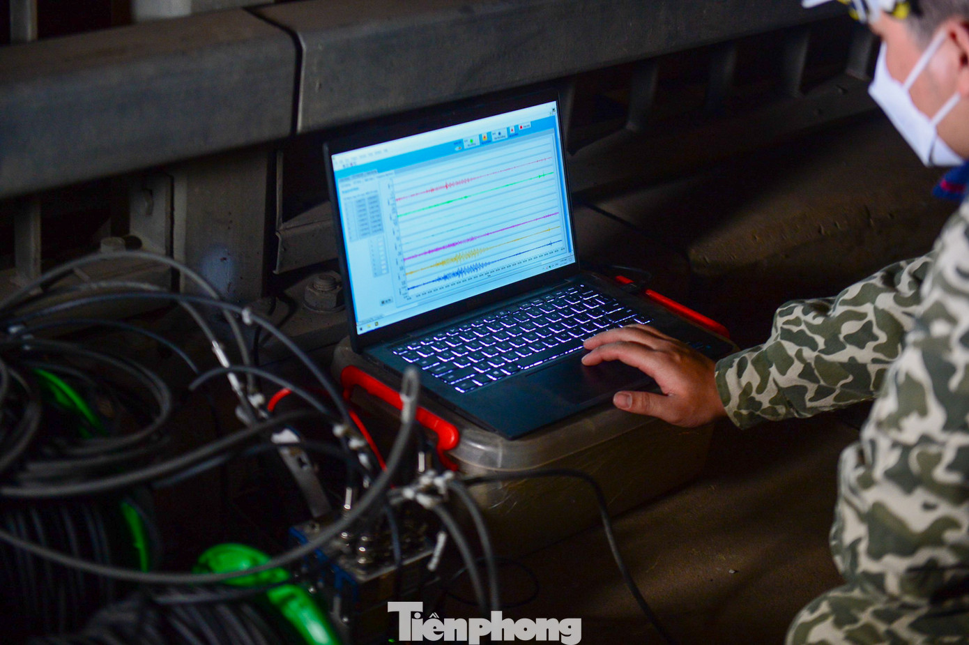 Ông Trần Việt Hưng, đại diện đơn vị thực hiện dự án cho biết: "Tùy thuộc vào chiều dài, cũng như là mặt cắt ngang của nhịp cầu, chúng tôi sẽ tiến hành sử dụng các xe để di chuyển trên nhịp cầu đó. Xe sẽ tiến lên/lùi xuống khoảng từ 3-5 lần. Lúc này các thiết bị đo sẽ hoạt động và thu về kết quả."