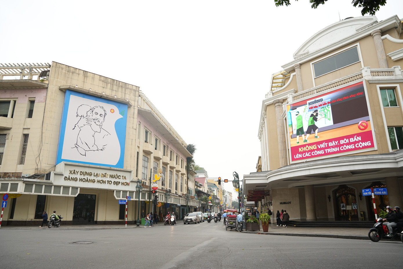 Con phố Tràng Tiền (quận Hoàn Kiếm, Hà Nội) nằm ở vị trí đắc địa giữa trung tâm Thủ đô, kéo dài từ ngã ba Trần Quang Khải - Trần Khánh Dư đến ngã tư Hàng Bài - Hàng Khay - Đinh Tiên Hoàng (hướng ra phía Hồ Hoàn Kiếm).