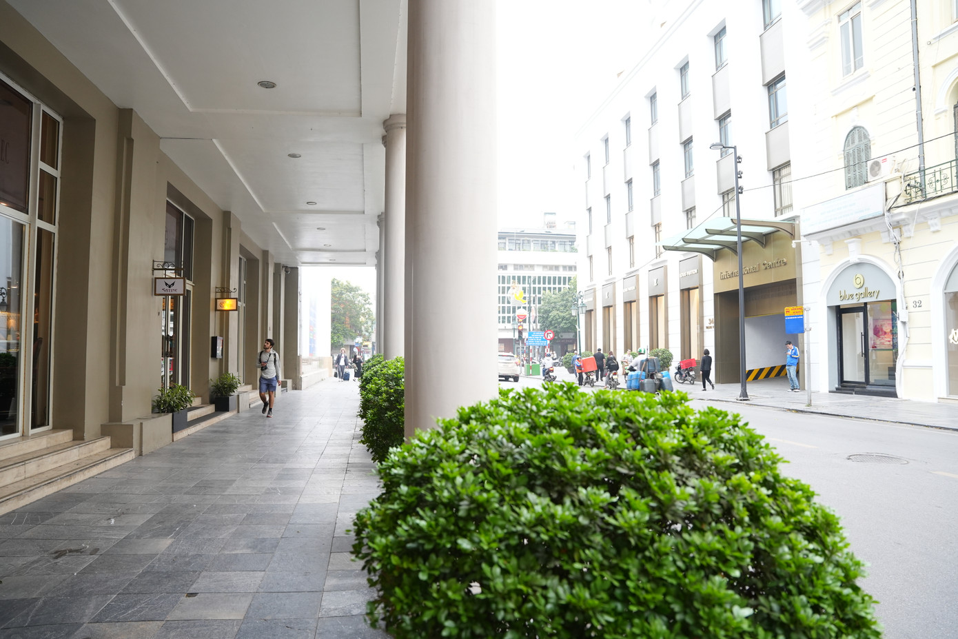 Du khách thảnh thơi du ngoạn trên những con phố ở Thủ đô như đang 'lạc bước' ở con phố cổ Paris hoa lệ.