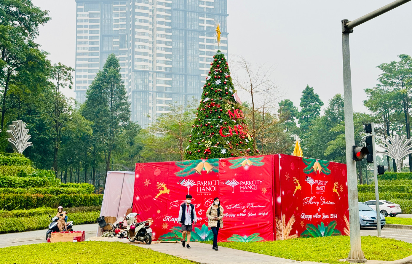 Gần 1 tháng nữa là đến dịp Giáng sinh 2023, nhiều tòa nhà và trung tâm thương mại ở Hà Nội đã bắt đầu trang trí, dựng cây thông Noel chào đón khách tới mua sắm. Trước khu chung cư tại Hà Đông, một cây thông khổng lồ được trang trí bắt mắt đang được gấp rút hoàn thiện.