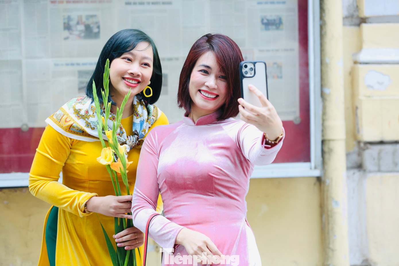 Trào lưu mặc áo dài dạo phố, chụp ảnh "check-in" đã trở nên thịnh hành vài năm gần đây. Những địa điểm được nhiều bạn trẻ và gia đình lựa chọn là ngay trước cửa báo Hà Nội mới, xung quanh Hồ Gươm, chợ Đồng Xuân....