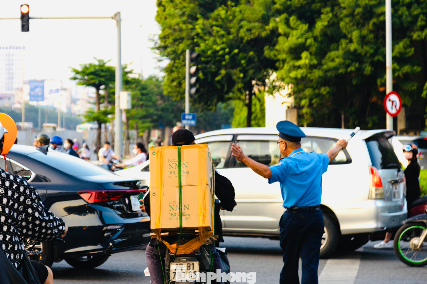 Vào khung giờ cao điểm, ngày nắng cũng như ngày mưa gió, tình trạng ùn ứ, tắc đường lại tái diễn do đơn vị thi công quây tôn, rào chắn thi công cầu dù lực lượng chức năng căng mình điều tiết giao thông.