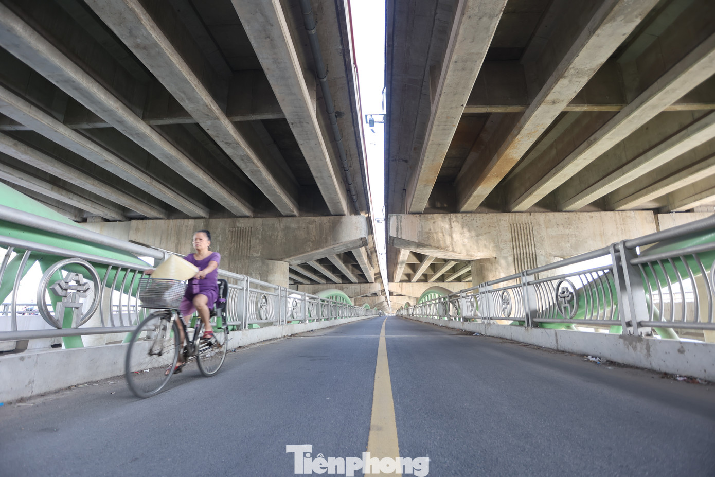 Cô Minh người dân sinh sống gần cây cầu cho biết: "Từ ngày cầu đưa vào sử dụng, chưa bao giờ tôi thấy đông đúc cả, mật độ lưu thông vắng lắm, cây cầu trở thành điểm lý tưởng cho tôi đi xe đạp tập thể dục hàng ngày"