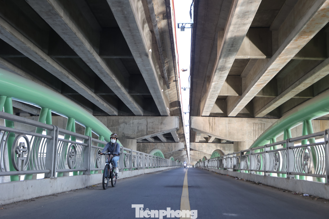 Theo người dân tại đây, lý do vắng người qua lại vì một phần hành trình di chuyển xa hơn đường bên ngoài và do khó trong việc tiếp cận.