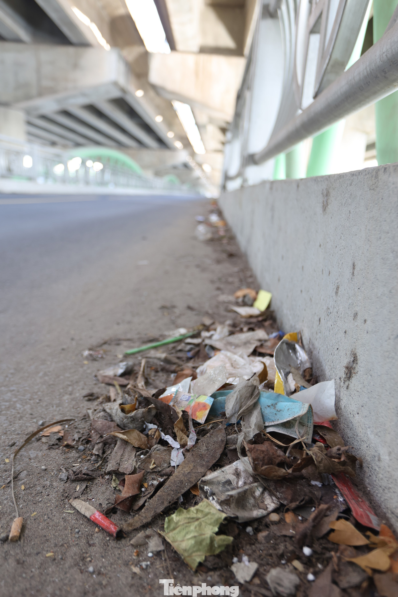 Rác thải chất thành từng đống trên thành cầu.