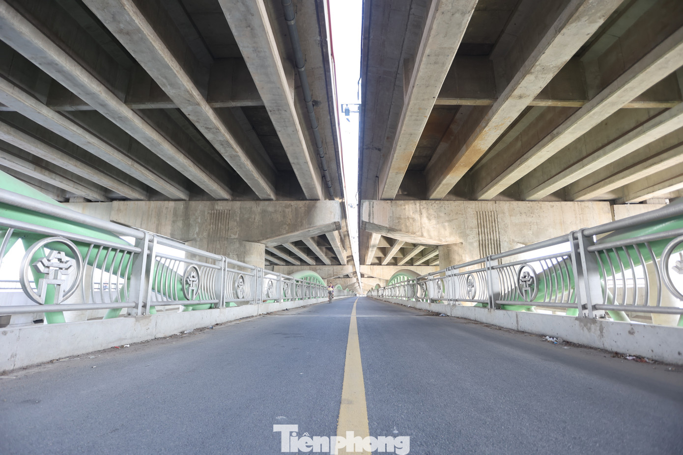 Dù đang trong giờ cao điểm sáng 4/7 nhưng hình ảnh xe máy di chuyển lên cầu vòm thép vẫn rất vắng, lâu lâu mới lại có một vài xe lác đác qua lại.