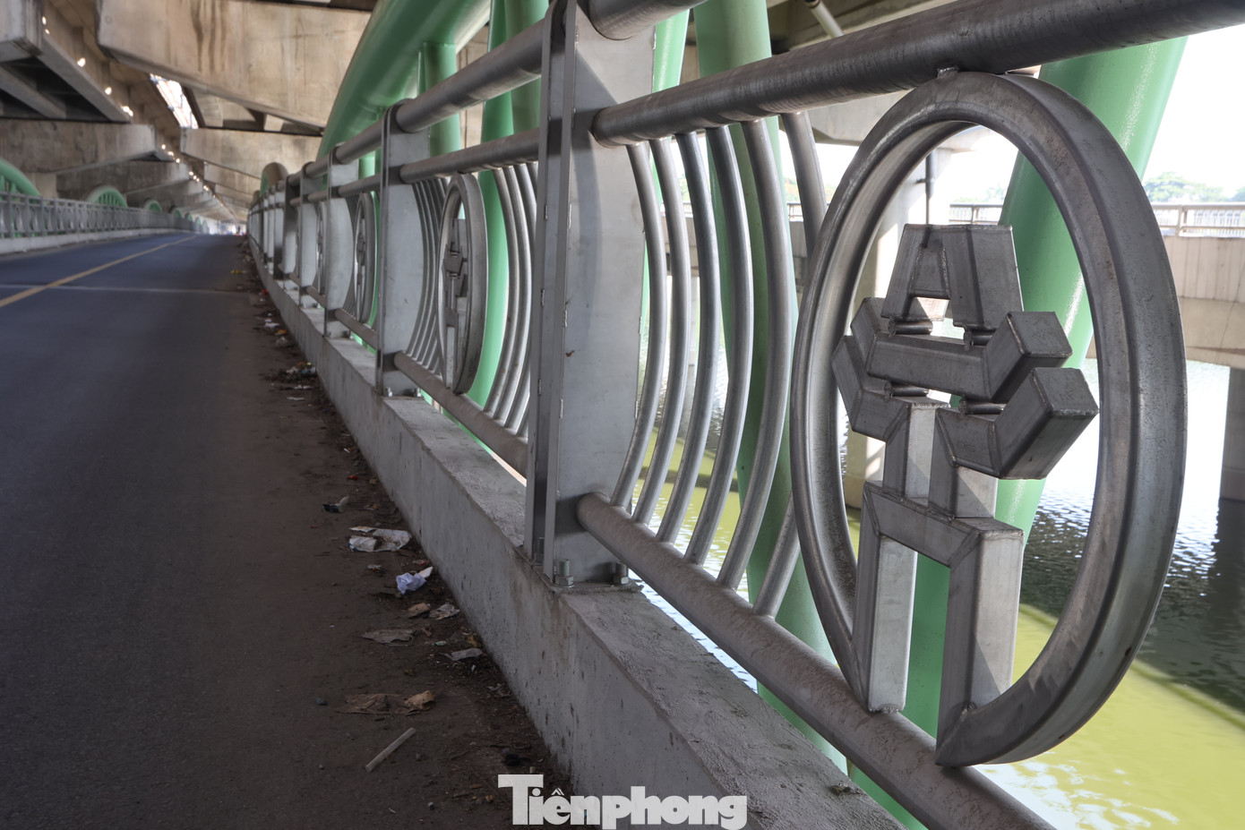 Dù đang trong giờ cao điểm sáng 4/7 nhưng hình ảnh xe máy di chuyển lên cầu vòm thép vẫn rất vắng, lâu lâu mới lại có một vài xe lác đác qua lại.