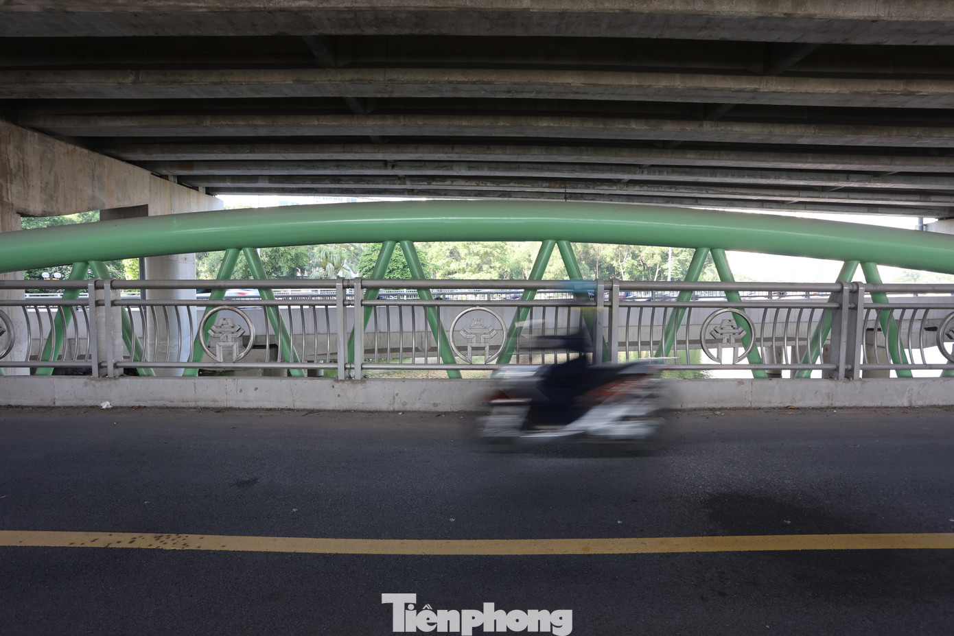 Dù đang trong giờ cao điểm sáng 4/7 nhưng hình ảnh xe máy di chuyển lên cầu vòm thép vẫn rất vắng, lâu lâu mới lại có một vài xe lác đác qua lại.