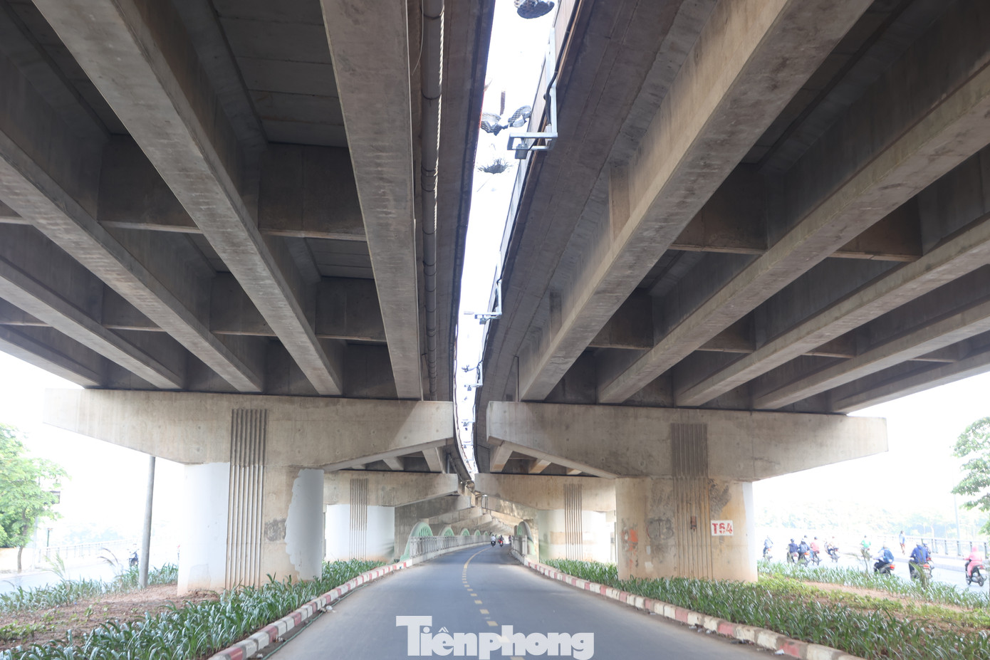 Dù đang trong giờ cao điểm sáng 4/7 nhưng hình ảnh xe máy di chuyển lên cầu vòm thép vẫn rất vắng, lâu lâu mới lại có một vài xe lác đác qua lại.