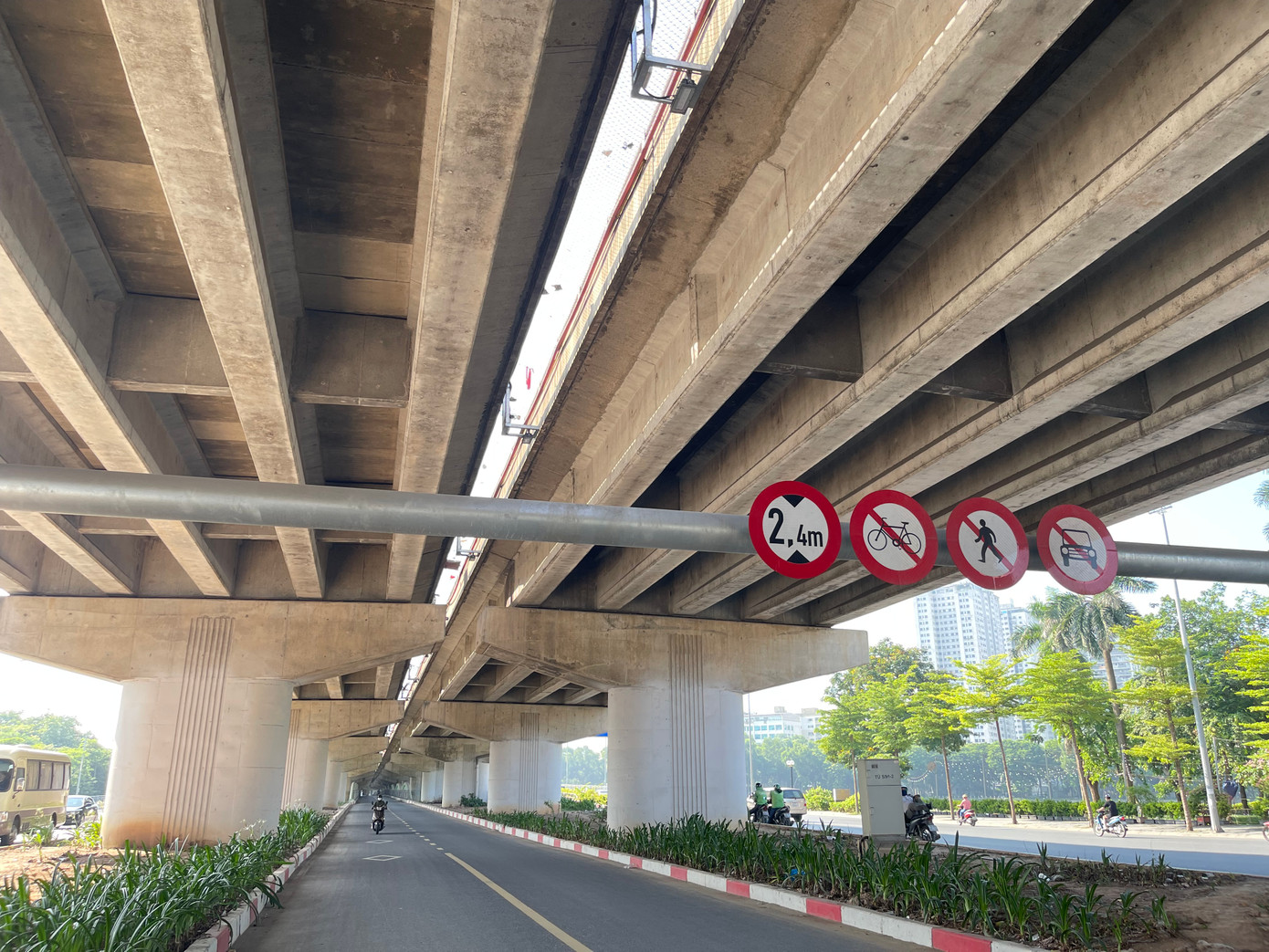 Mới đây tại cuộc họp báo về thông tin về tình hình kinh tế xã hội quý II/2023 của thành phố: Ông Đỗ Việt Hải, Phó Giám đốc Sở GTVT TP Hà Nội đã trả lời câu hỏi của báo chí về cây cầu vòm sắt trị giá 65 tỷ đồng qua hồ Linh Đàm đã hoàn thành dịp 2/9/2022, nhưng rất vắng người đi, có hay không sự lãng phí khi đầu tư xây dựng cầu vòm thép này...