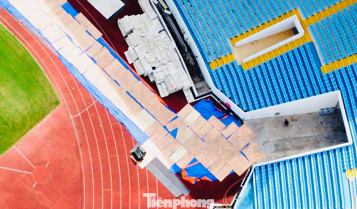 Công tác lắp đặt âm thanh, ánh sáng, đường dẫn bên cạnh sân khấu cũng đang được gấp rút hoàn thiện những khâu cuối cùng. Đường piste sân Mỹ Đình đã được trải thảm nền và chia khu vực.