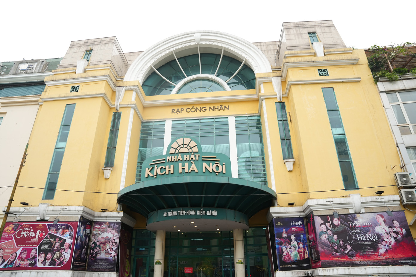 Rạp Công Nhân trên phố Tràng Tiền do người Pháp khởi xây dựng năm 1917 là nơi duy nhất chỉ có mái che ở phần mái vòm trước cửa vỉa hè.