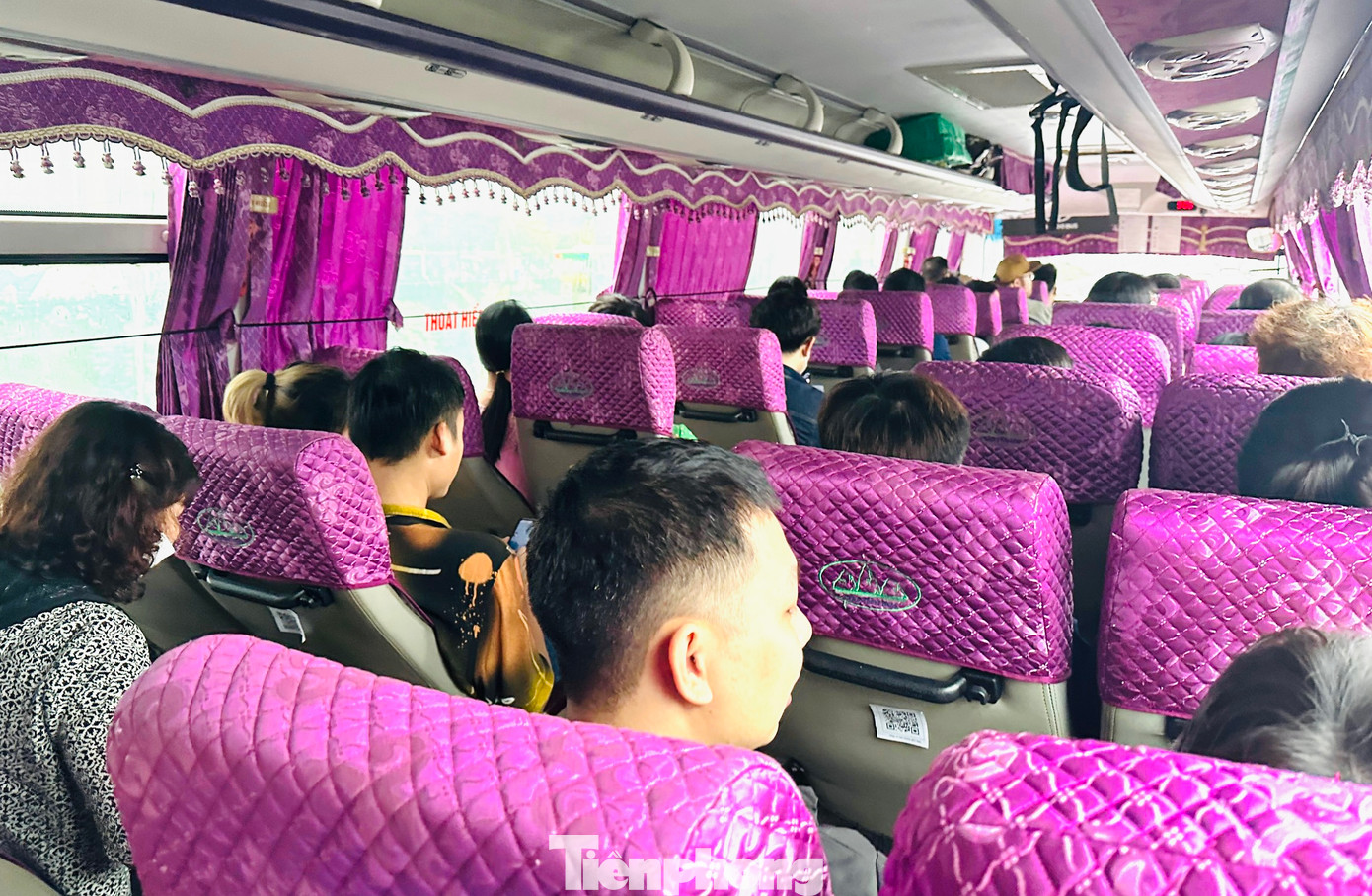 Các xe di chuyển đều trong tình trạng chật kín khách.