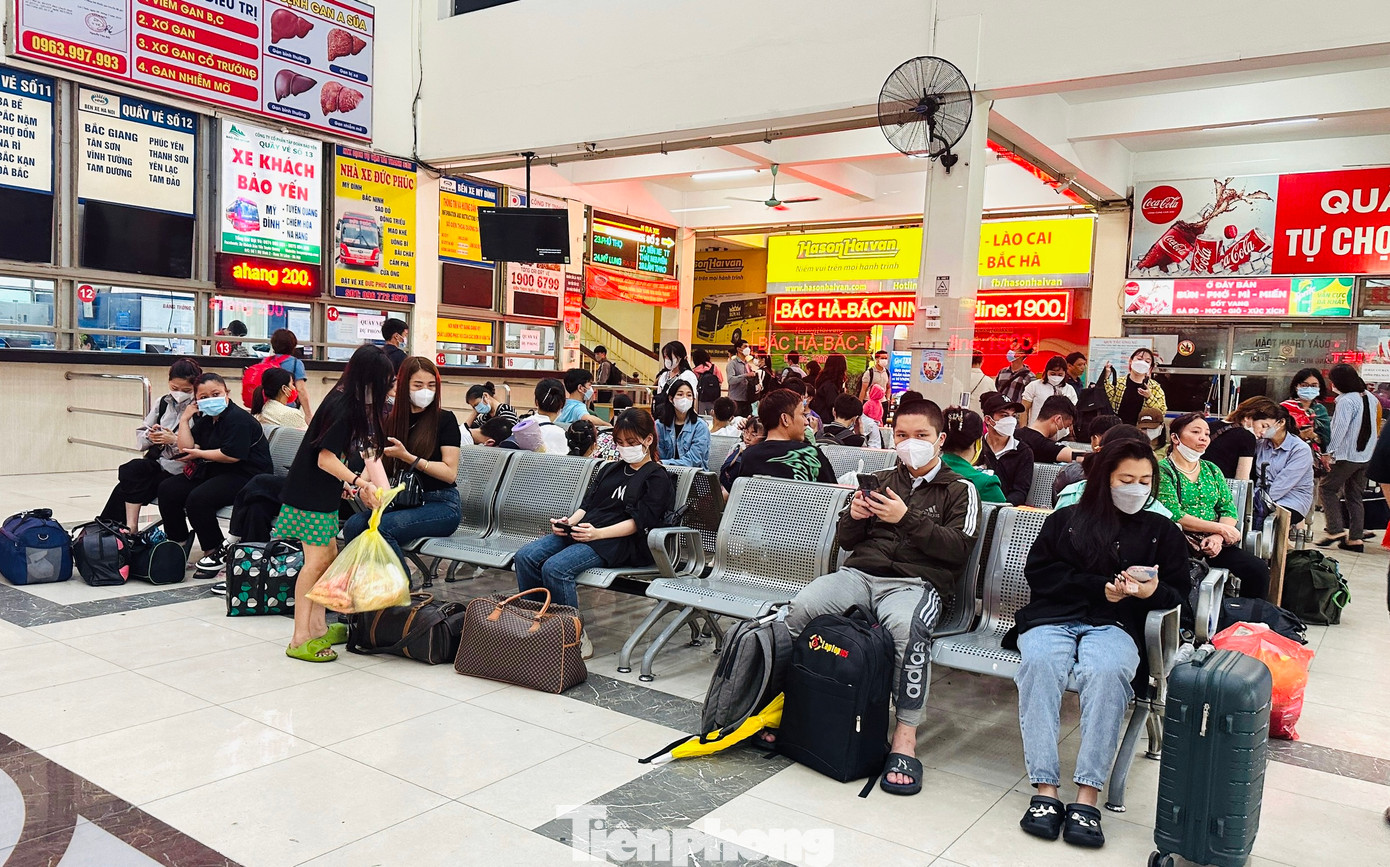 Tại các bến xe, lượng khách vẫn tiếp tục tăng, sáng 29/4 vẫn còn rất nhiều hành khách chưa bắt được chuyến xe để di chuyển.
