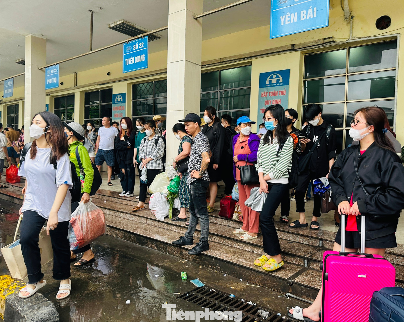 Lượng khách tăng đột biến so với ngày thường khiến nhiều nhà xe phải vất vả sắp xếp.