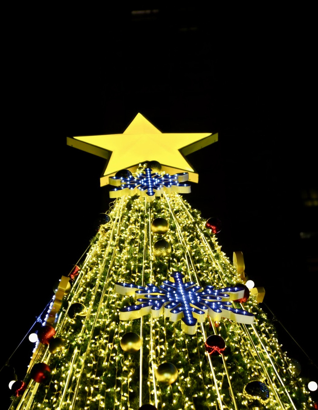 Trung tâm thương mại Vincom Nguyễn Chí Thanh rực rỡ khi về đêm.