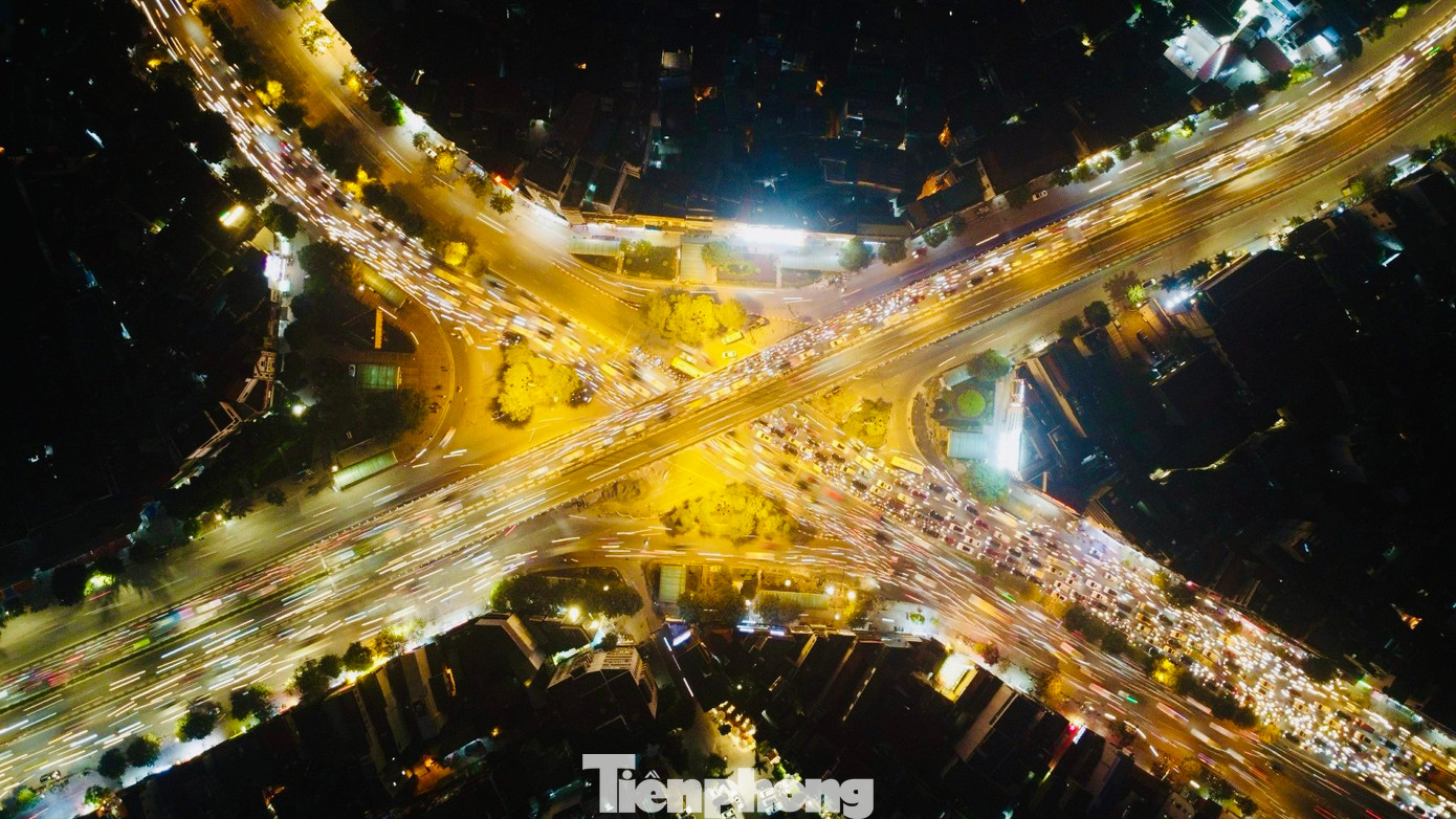 Để tăng diện tích giao thông trong trung tâm, 4 đảo giao thông được dỡ bỏ để làm mặt đường xe chạy. Như vậy, làn dừng chờ cho các phương tiện trước đèn tín hiệu tăng lên 7-8 làn, thay vì 3 làn trước đây. Điều này kỳ vọng sẽ giảm tải gánh nặng giao thông cho trục đường này.