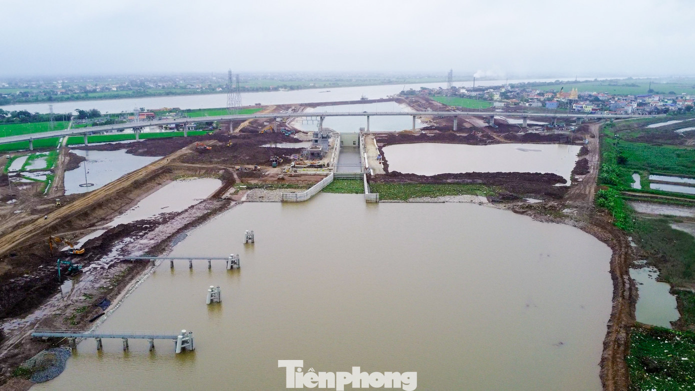 Tuyến kênh dài khoảng 1km, rộng 90 - 100m.