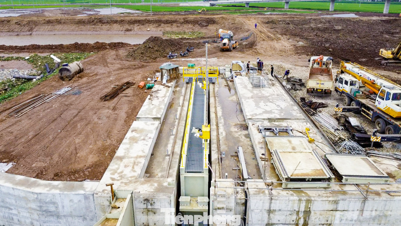 Công trình cũng là tổ hợp của nhiều loại hình như đường thủy, cầu cảng, thông tin liên lạc... kết nối đồng bộ cùng nhau.