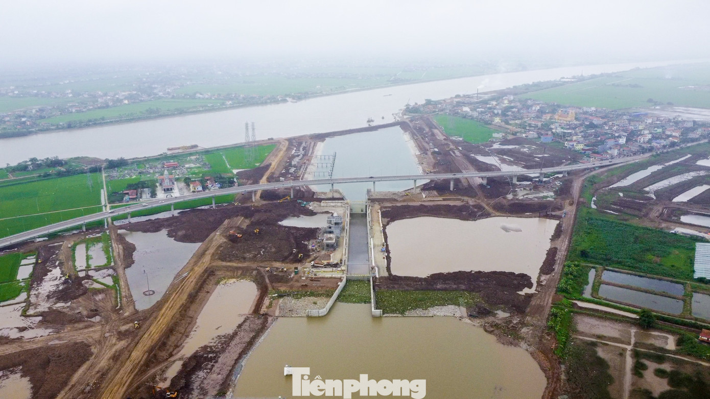 Cụm công trình kênh nối sông Đáy với sông Ninh Cơ thuộc Dự án Phát triển giao thông vận tải khu vực Đồng bằng Bắc Bộ, nằm trên địa bàn huyện Nghĩa Hưng, tỉnh Nam Định được khởi công xây dựng cuối năm 2020, trên diện tích khoảng 45 ha.