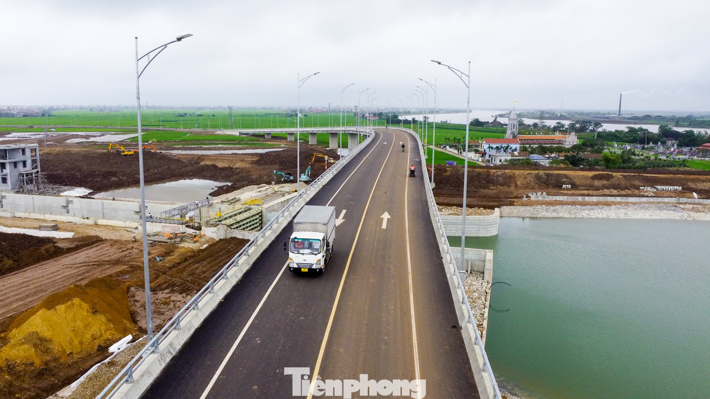 Công trình chiếm một phần đê phía sông Ninh Cơ. Giao thông đường bộ trên mặt đê được thay thế bằng một cây cầu kết cấu bê tông cốt thép, dài hơn 2,2km, chiều cao tĩnh không 15m.