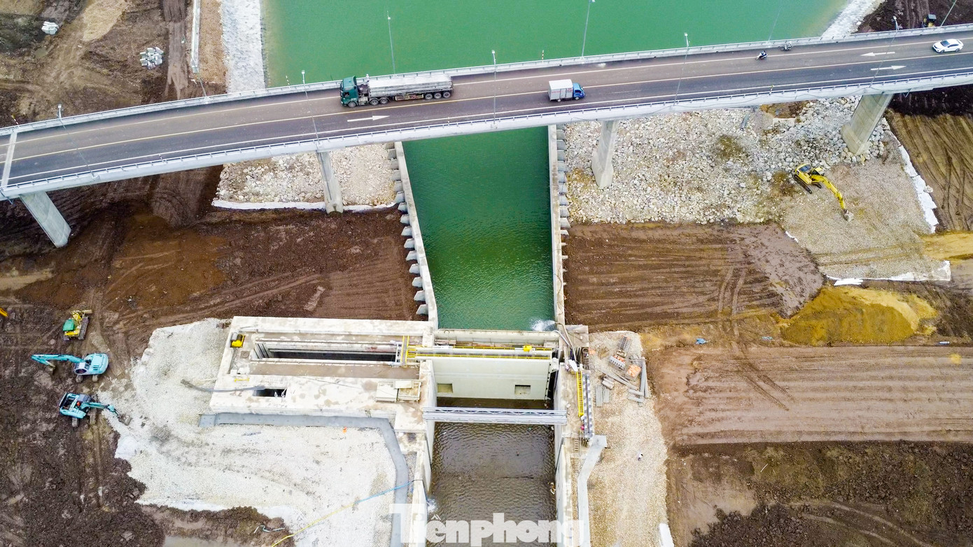 Công trình chính của dự án là âu tàu dài 179m, rộng 17m và sâu 11m. Đây là âu thuyền lớn nhất được xây dựng tại Việt Nam hiện nay.