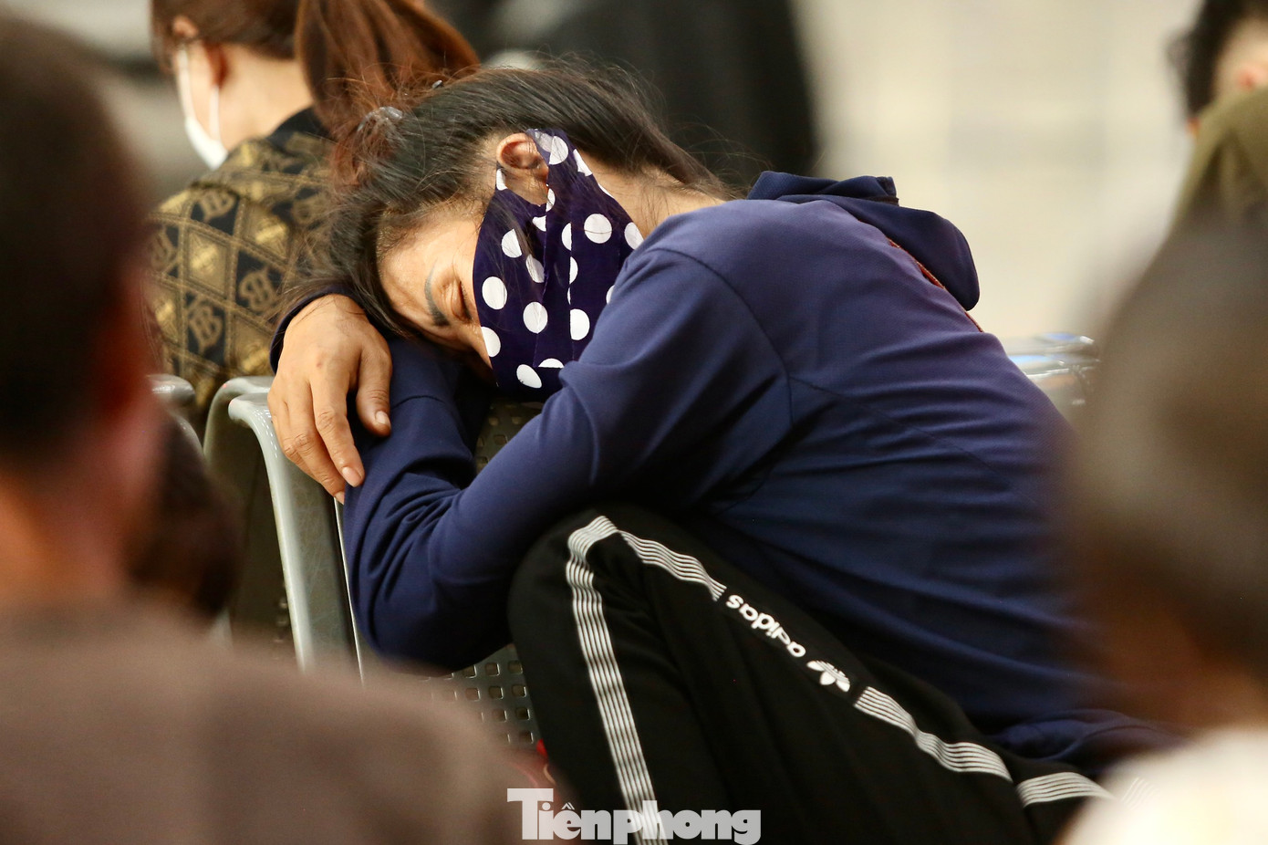 Trong khi chờ đợi đến giờ lên xe, nhiều người mệt mỏi tranh thủ chợp mắt, ngủ vùi ngay trên ghế trong nhà chờ.