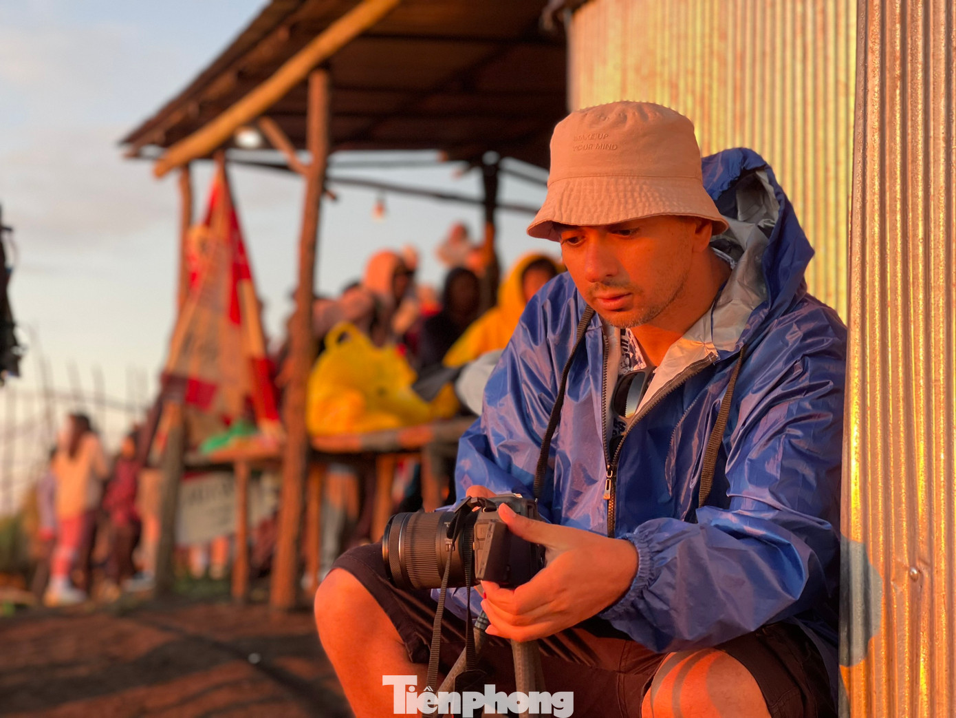 Du khách "đi săn" khoảnh khắc bình minh trên đỉnh núi.