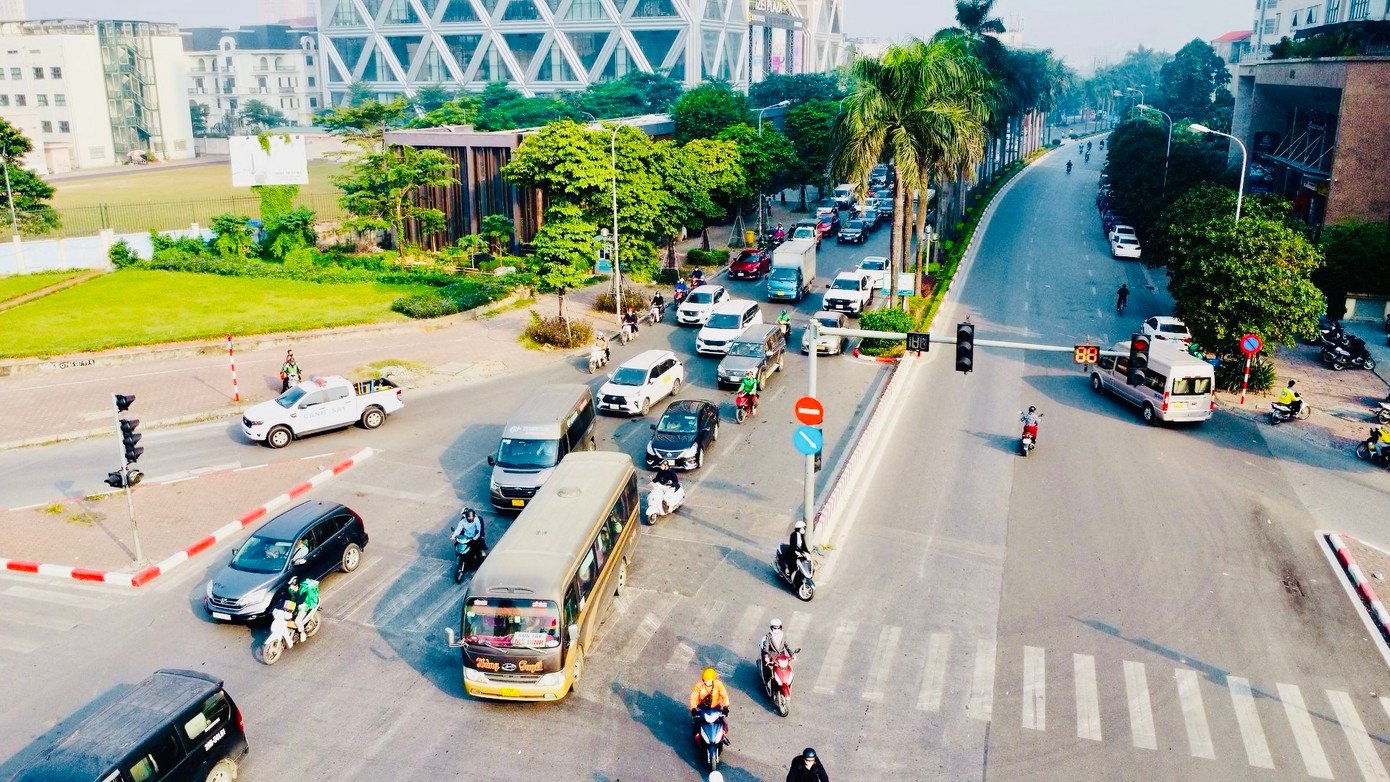 Cách đó không xa, tại ngã tư Hàm Nghi - Lê Đức Thọ, vào giờ cao điểm xung đột giao thông thường xuyên diễn ra, các phương tiện phải dừng chờ 2 thậm chí 3 nhịp đèn đỏ mới có thể đi qua.