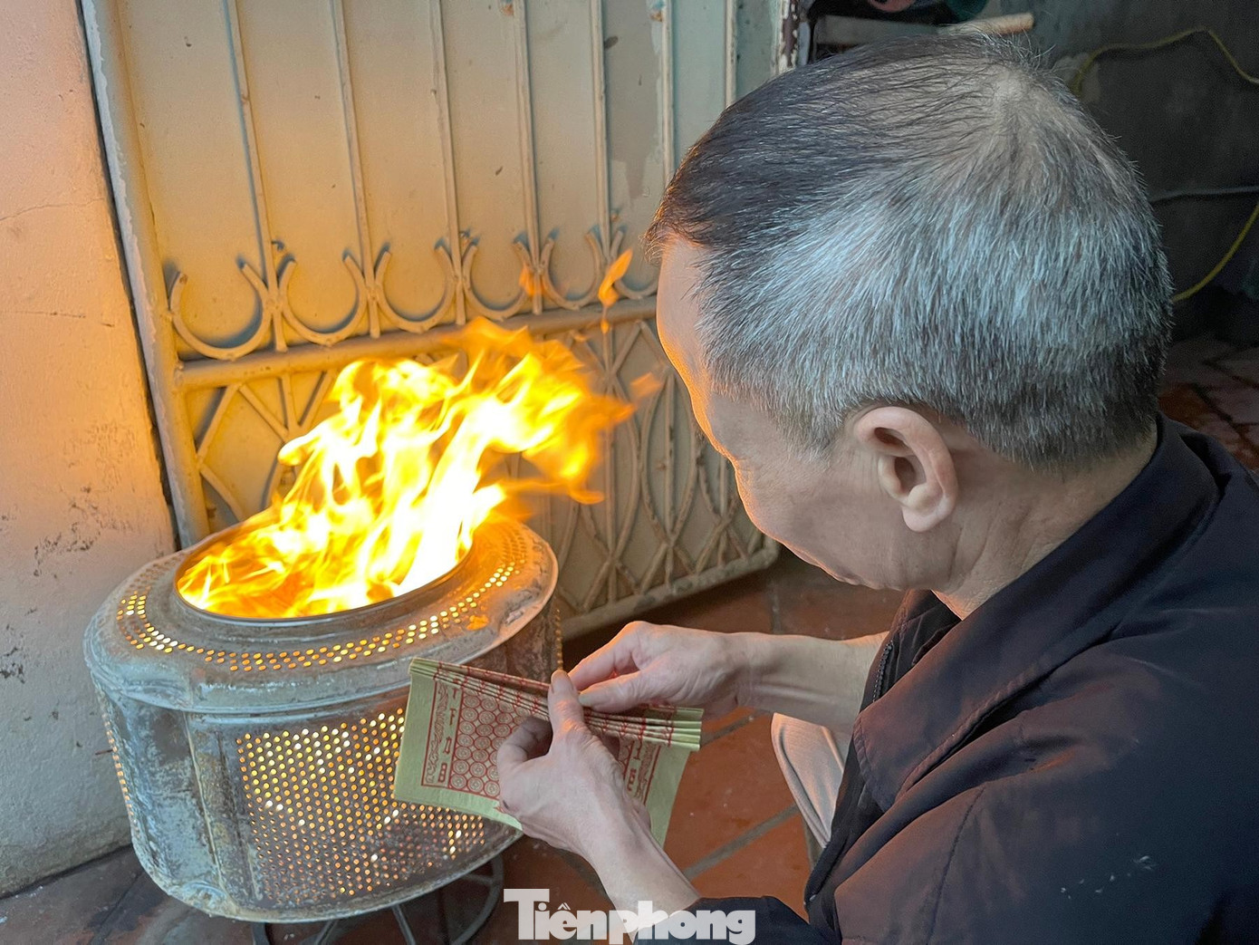 Nhiều con phố của Hà Nội ngày hôm nay đều "đỏ lửa" tiễn ông Công ông Táo.