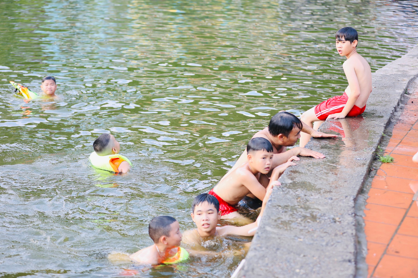 Ngày hè oi bức, các bạn nhỏ ra hồ vừa học bơi, vừa thư giãn để không cảm thấy buồn chán khi nghỉ hè dẫn đến mải mê game, Internet...