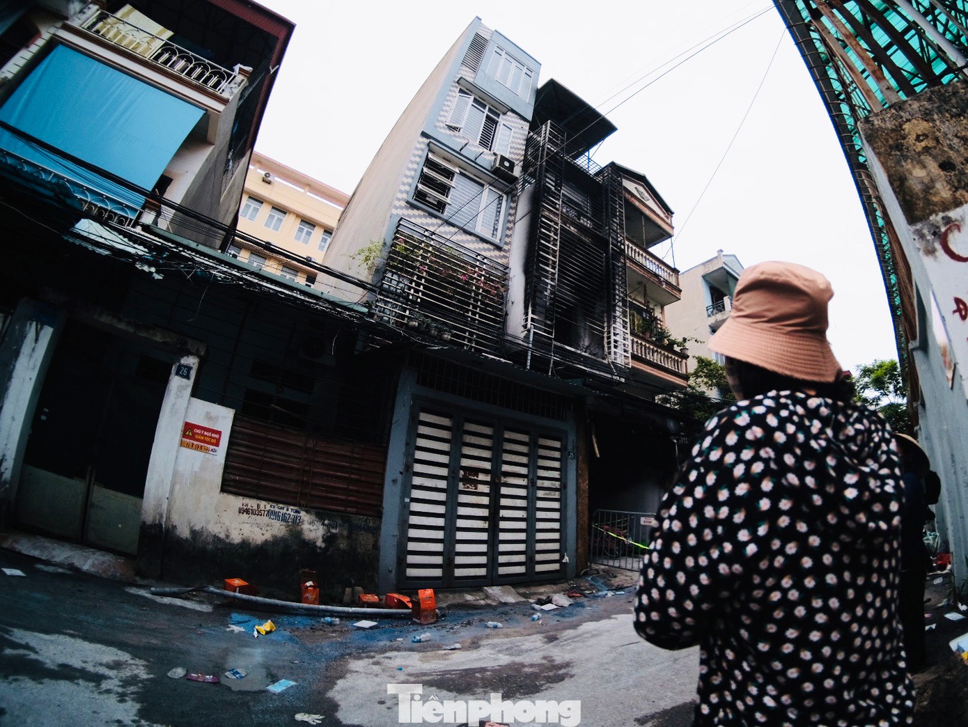 Vụ cháy thương tâm xảy ra ngày 13/5 vừa qua tại số 24 phố Thành Công, phường Quang Trung, Hà Nội khiến 4 bà cháu tử vong khiến nhiều người không thể không nhắc tới những căn nhà với thiết kế hàng rào kiên cố '"chuồng cọp".