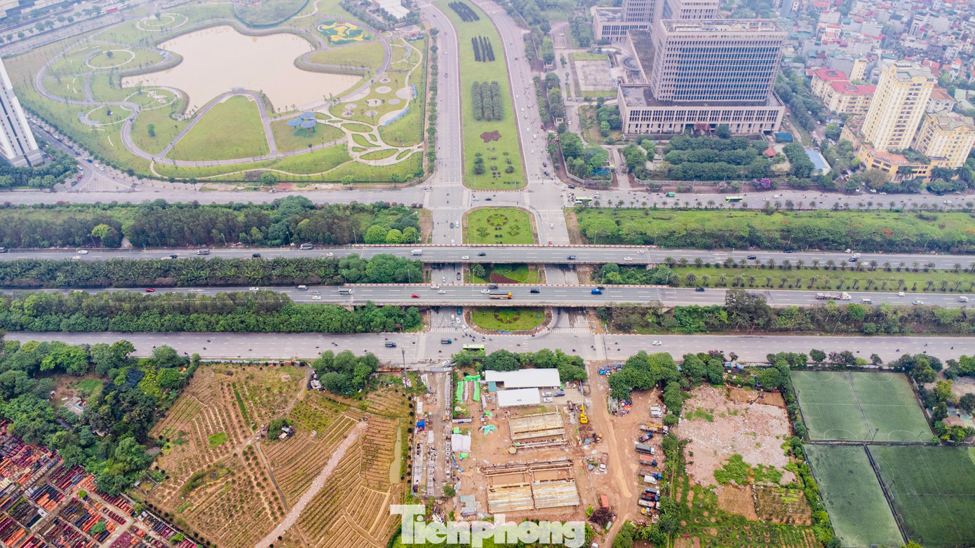 Khu đất này có hệ thống giao thông thuận tiện khi tiếp giáp Đại lộ Thăng Long, gần Trung tâm Hội nghị Quốc gia.