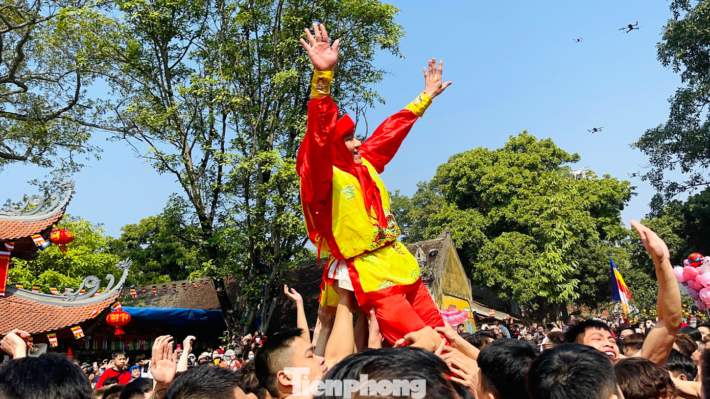 Các ông đám mặc quần áo đỏ, chít khăn đỏ, ngồi trên tay các trai làng, lúc xoay đi, lúc xoay lại, lúc lại chạy vòng quanh như một bông hoa. Vì vậy, tích này còn được gọi là múa hoa.