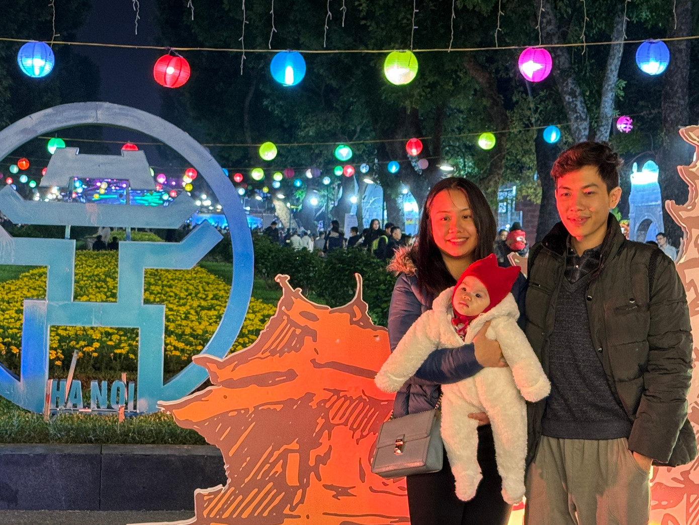 Rất nhiều gia đình đã đưa các bạn nhỏ đến vui chơi, chụp ảnh check-in và thưởng thức món ăn đặc sắc.